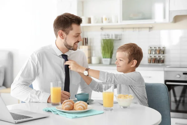 Padre con hijo desayunando en la cocina —  Fotos de Stock