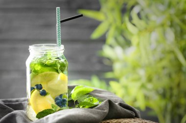 Arka plan bulanık karşı meyve ile infüzyon su Mason kavanoz