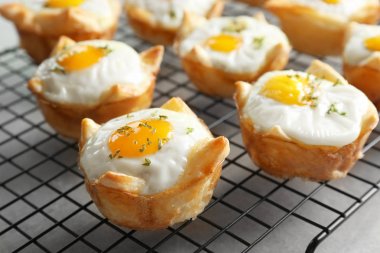 hamur içinde pişmiş yumurta