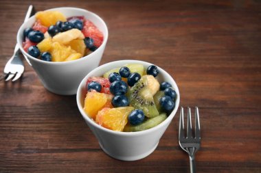 Kase lezzetli meyve salatası ahşap tablo ile