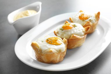 hamur içinde pişmiş yumurta