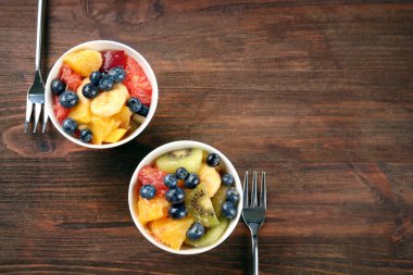 Kase lezzetli meyve salatası ahşap tablo ile