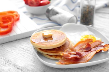 Lezzetli kahvaltı krep ile