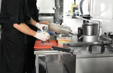 Erkek Şef peynir restoran mutfak ızgara