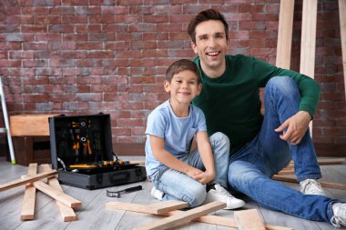 Baba ve küçük oğlu araçlar atölye ile