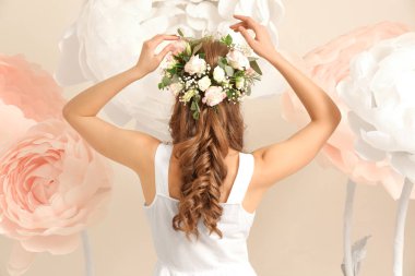 Çelenk ile güzel genç kadın  