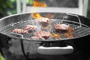 Açık havada mangal üzerinde leziz köftesi