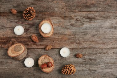 Ahşap arka plan üzerinde üstten görünüm yanan mumlar ve çam kozalakları ile kompozisyon