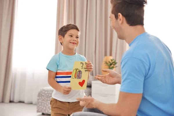 Маленький хлопчик привітання свого батька з День батька — стокове фото