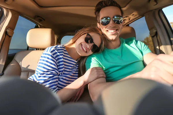 Pareja joven en coche — Foto de Stock