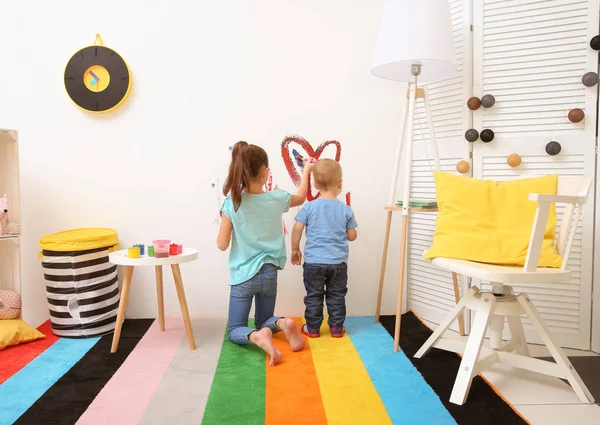 Niños pintando en la pared en casa — Foto de Stock