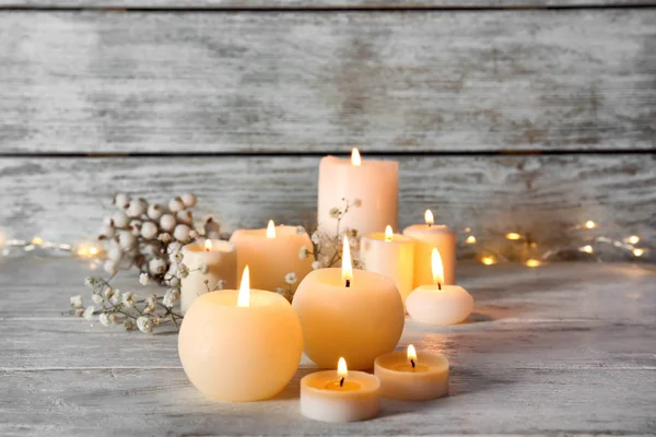 Brandende kaarsen op houten ondergrond — Stockfoto