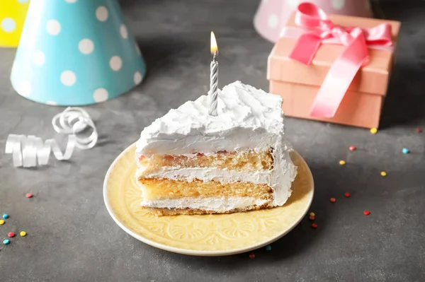 테이블에 촛불 생일 케이크의 조각 — 스톡 사진