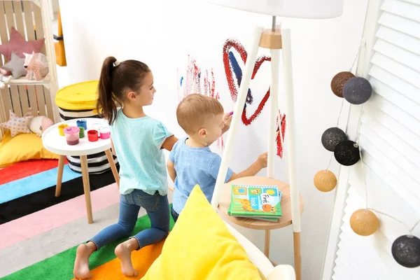 Petits enfants peignant sur le mur à la maison — Photo