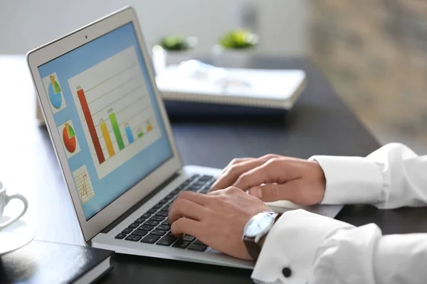 Marketing manager using laptop — Stock Photo, Image