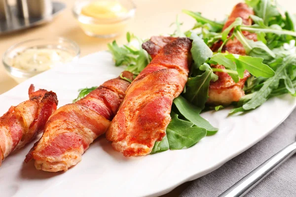 Nuggets de frango envolto bacon — Fotografia de Stock