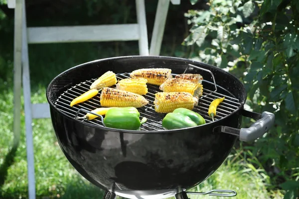 Barbecue grill with tasty vegetables on backyard — Stock Photo, Image