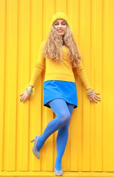 Cores do arco-íris para olhar na moda. Mulher elegante jovem perto da parede de cor, ao ar livre — Fotografia de Stock