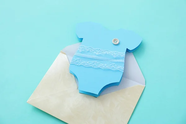Sobre y tarjeta de agradecimiento para la fiesta de la ducha del bebé en el fondo del color — Foto de Stock