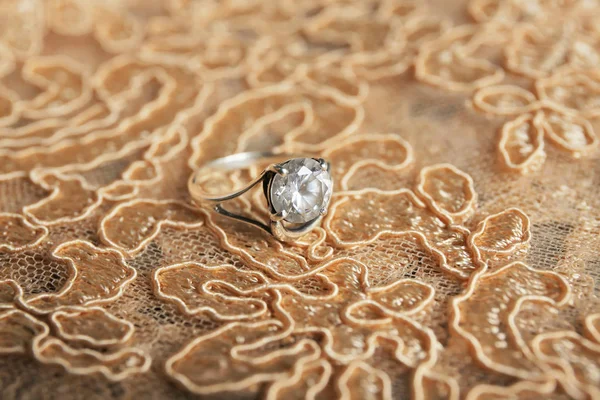 Hermoso anillo de compromiso — Foto de Stock