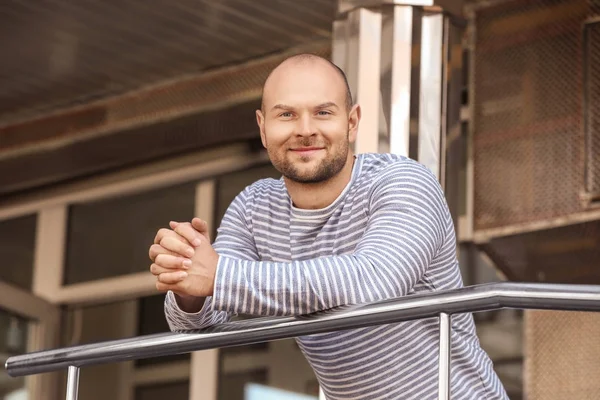 Knappe jongeman, buitenshuis — Stockfoto