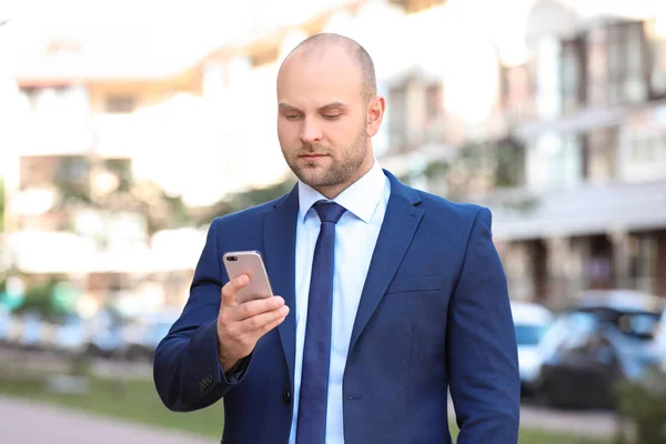 Ung man i kostym på suddig bakgrund — Stockfoto