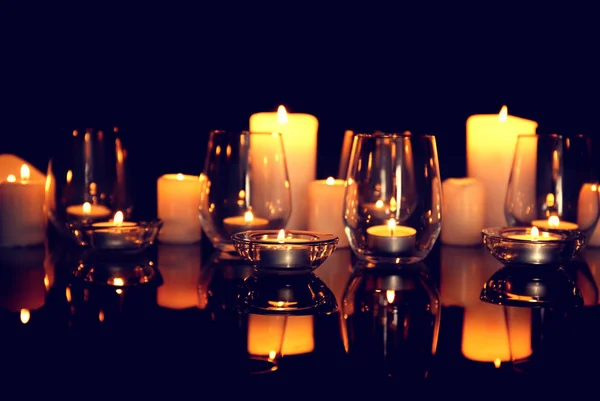 Komposition mit brennenden Kerzen — Stockfoto
