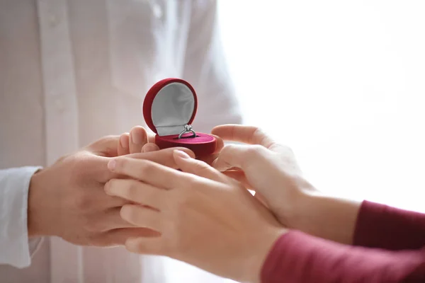 Hombre proponiéndole matrimonio a su amada con hermoso anillo de compromiso, primer plano — Foto de Stock