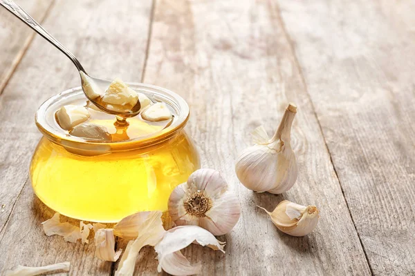 Glass Jar Honey Garlic Natural Cold Remedies Wooden Background — Stock Photo, Image