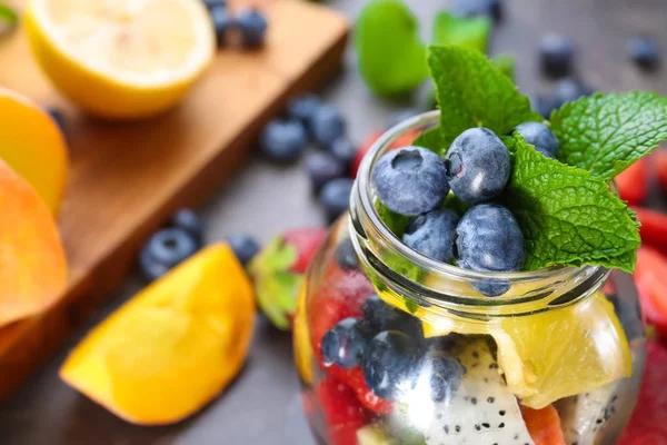 Meyve ve çilek ile jar