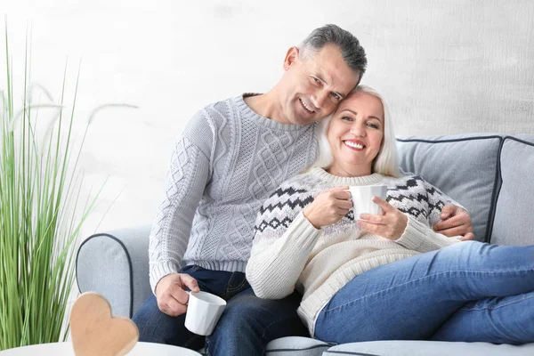 Happy mature couple drinking tea at home — Stock Photo, Image