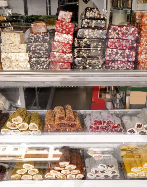 ΒΙΤΡΙΝΑ με γλυκά στο κατάστημα — Φωτογραφία Αρχείου