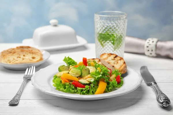 Placa de ensalada con coles de Bruselas en la mesa —  Fotos de Stock