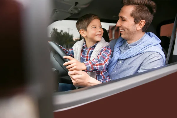 Père apprenant à son petit fils à conduire une voiture — Photo