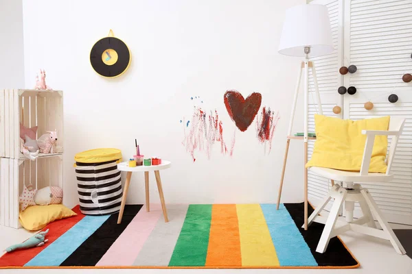 Habitación infantil con dibujo en la pared — Foto de Stock