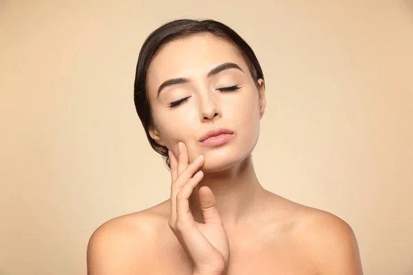 Bella giovane donna con estensioni ciglia su sfondo di colore — Foto Stock