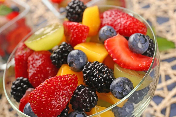 Schüssel mit köstlichem Obstsalat, Nahaufnahme — Stockfoto