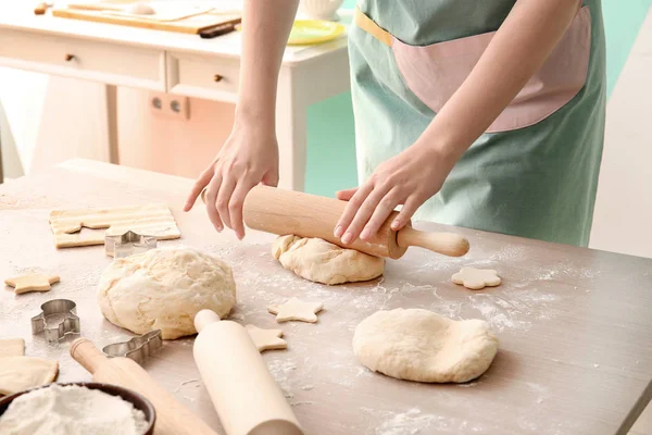 Woman rolling out puff pastry — Stock Photo, Image