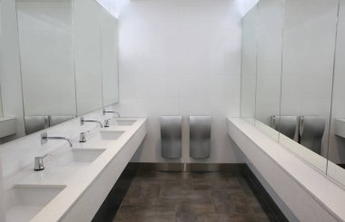 Umumi tuvalet aynalar ile modern lavabo