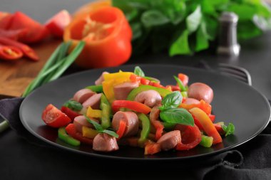 Plaka sebze salatası ile 