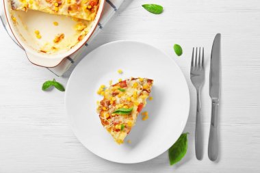 Mısır puding masada, üstten görünüm parçası ile plaka