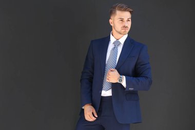 Şık takım elbiseli adam 