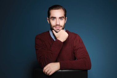 yakışıklı delikanlı  