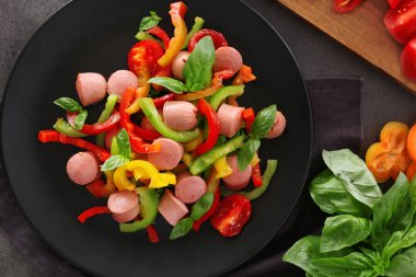 sebze salatası ve sosis