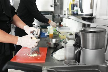 Erkek Şef peynir restoran mutfak ızgara