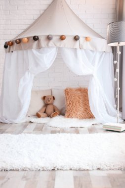 İç yumuşak tüylü halı ile çocuk odası