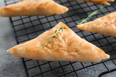 Tablo, closeup lezzetli samosas ile soğutma raf