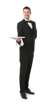 Beyaz arka plan üzerinde metal tepsi ile garson