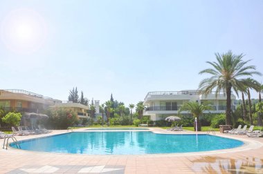 Modern tesisi ile Yüzme Havuzu, açık havada bakış