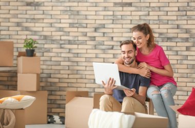 Yeni evde defter ile genç Çift